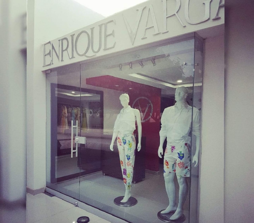 Enrique Vargas Diseñador de Modas Egresado (1).jpg