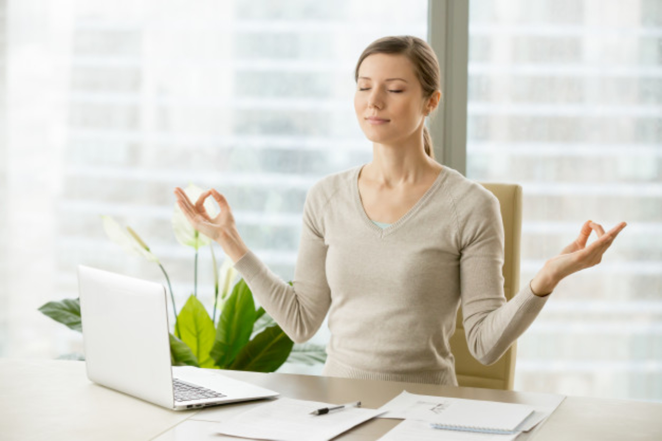Mujer trabajando relajada.jpg