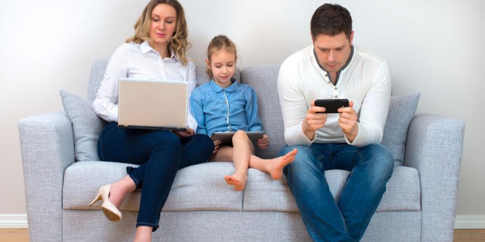 Niños con celular.jpg