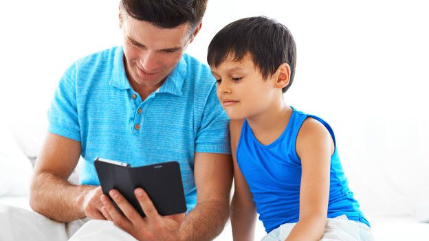 Padre y Niño con Celular.jpg