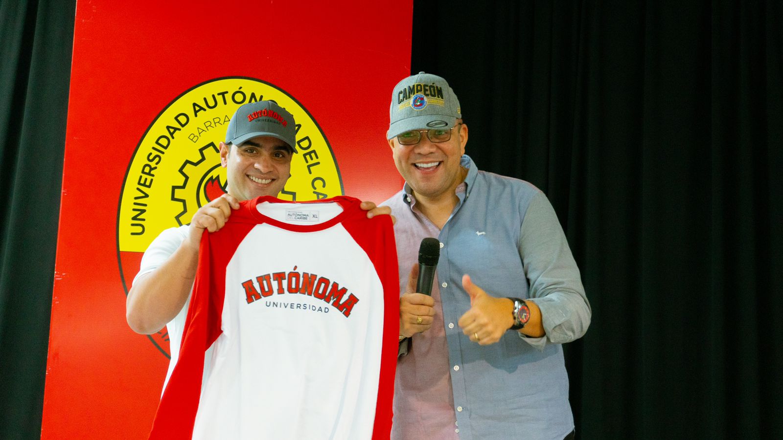 Rector y mosquera con camiseta