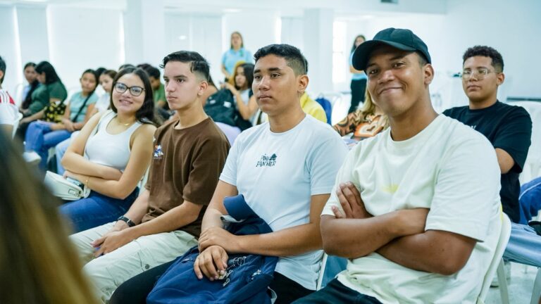 Educación que transforma: 170 jóvenes de soledad emprenden su camino en la vida profesional
