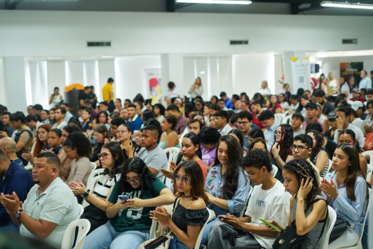 Feria de desarrollo profesional Uniautónoma conectó a estudiantes y egresados con oportunidades laborales