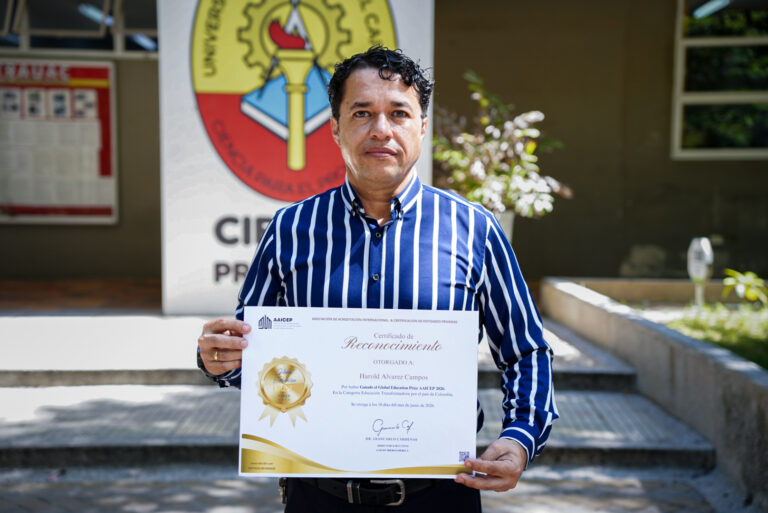 Docente Uniautónoma recibe por segunda vez reconocimiento internacional por proyecto educativo en el Global Education Prize